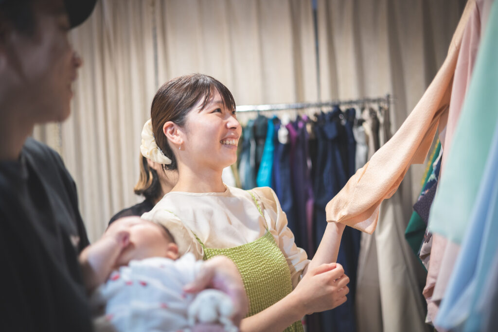 阿部写真館のお宮参り撮影で着物を選ぶお母さんの様子