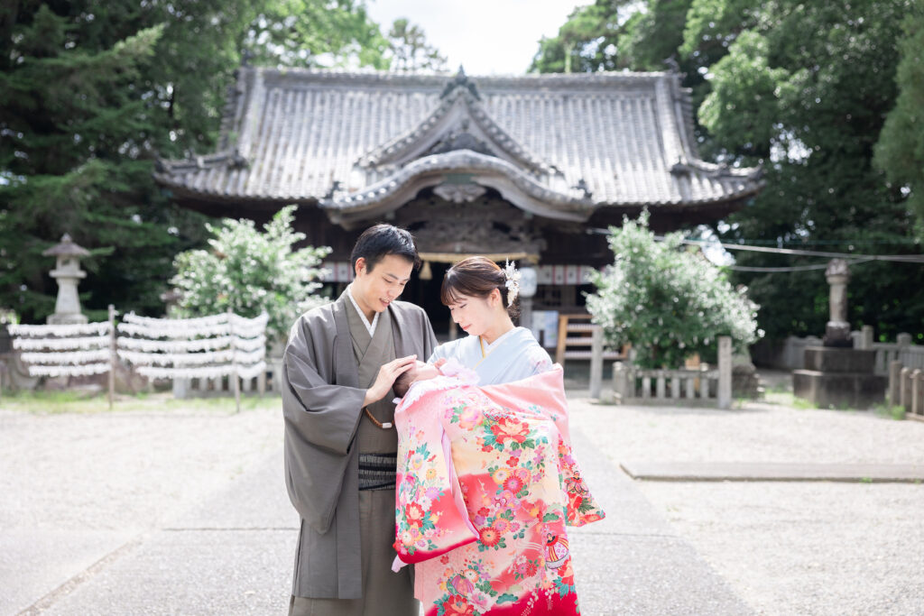阿部写真館のお宮参り　神社で撮影する様子